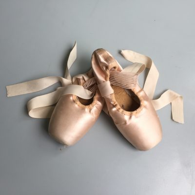 How to tie and untie pointe shoes How to tie and untie pointe shoes